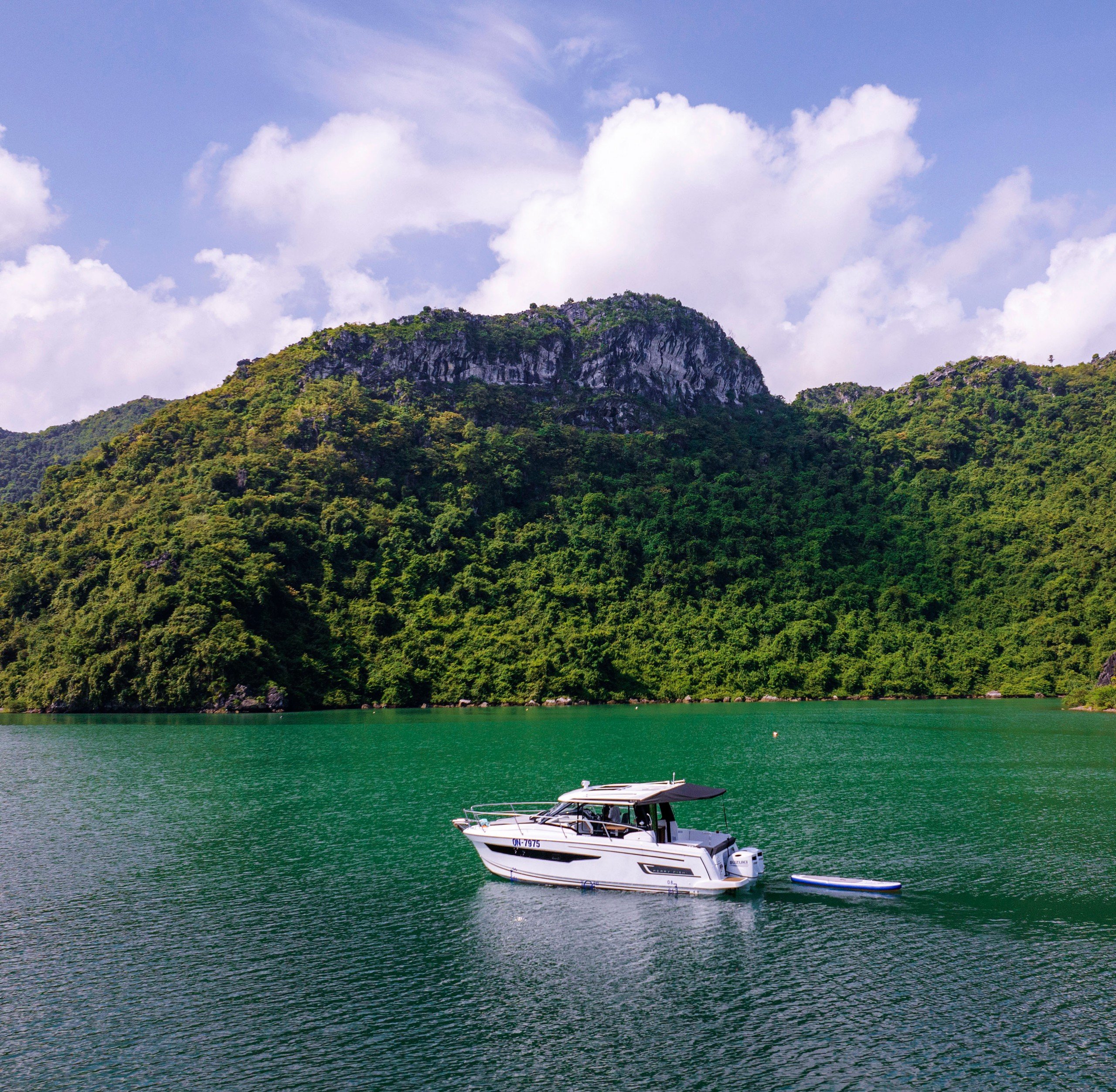 Private yacht tour in Halong bay